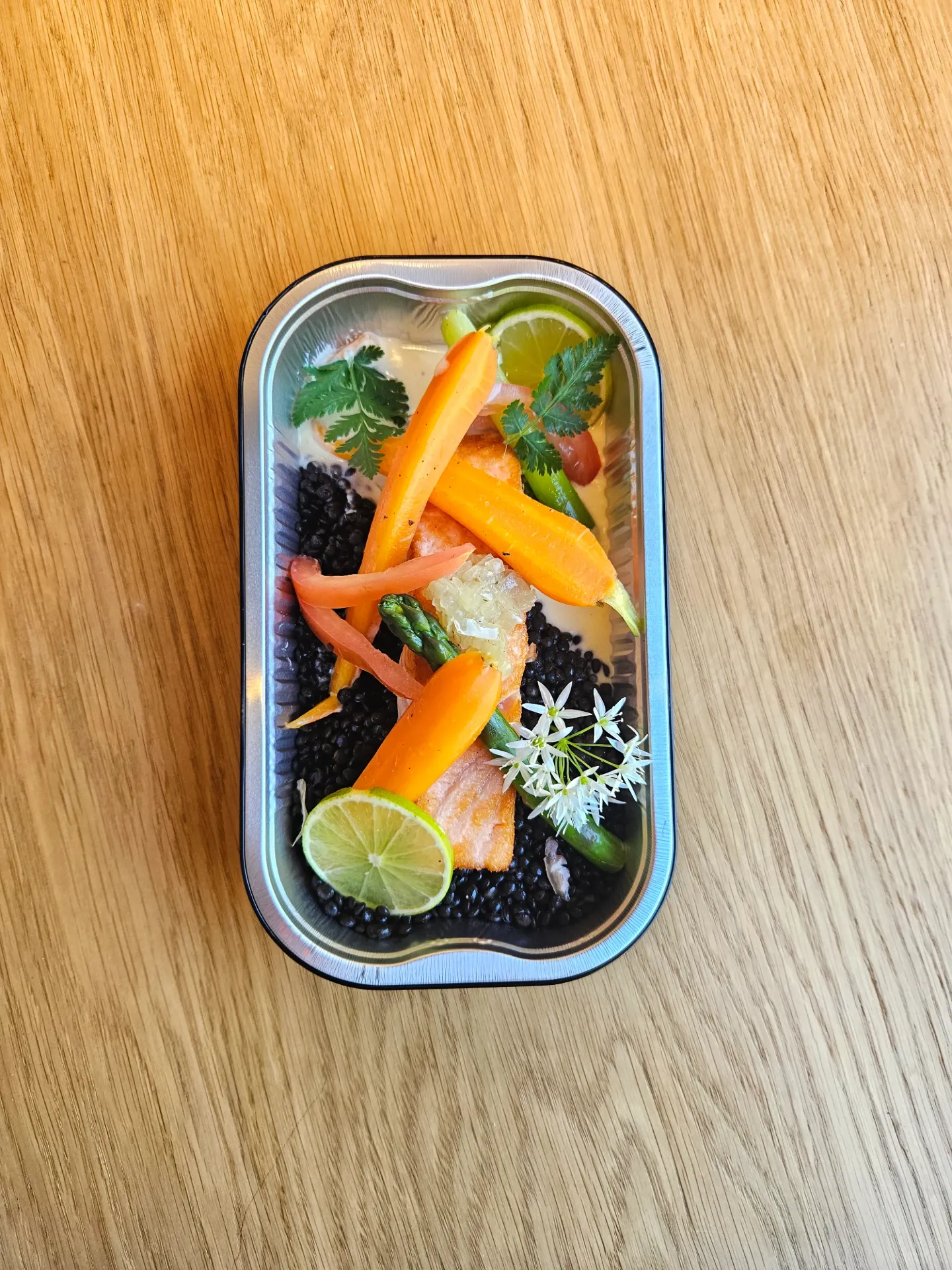 SAUMON/LENTILLES BELUGA/SAUCE COMBAVA